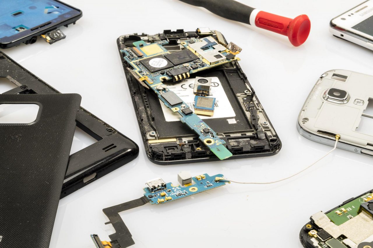 Czy naprawiać telefon na własną rękę? Serwis smartfonów Kraków￼